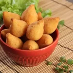 Várias coxinhas de frango no pote.