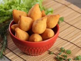 Várias coxinhas de frango no pote.