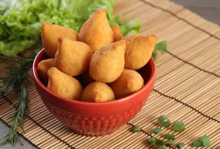 Várias coxinhas de frango no pote.