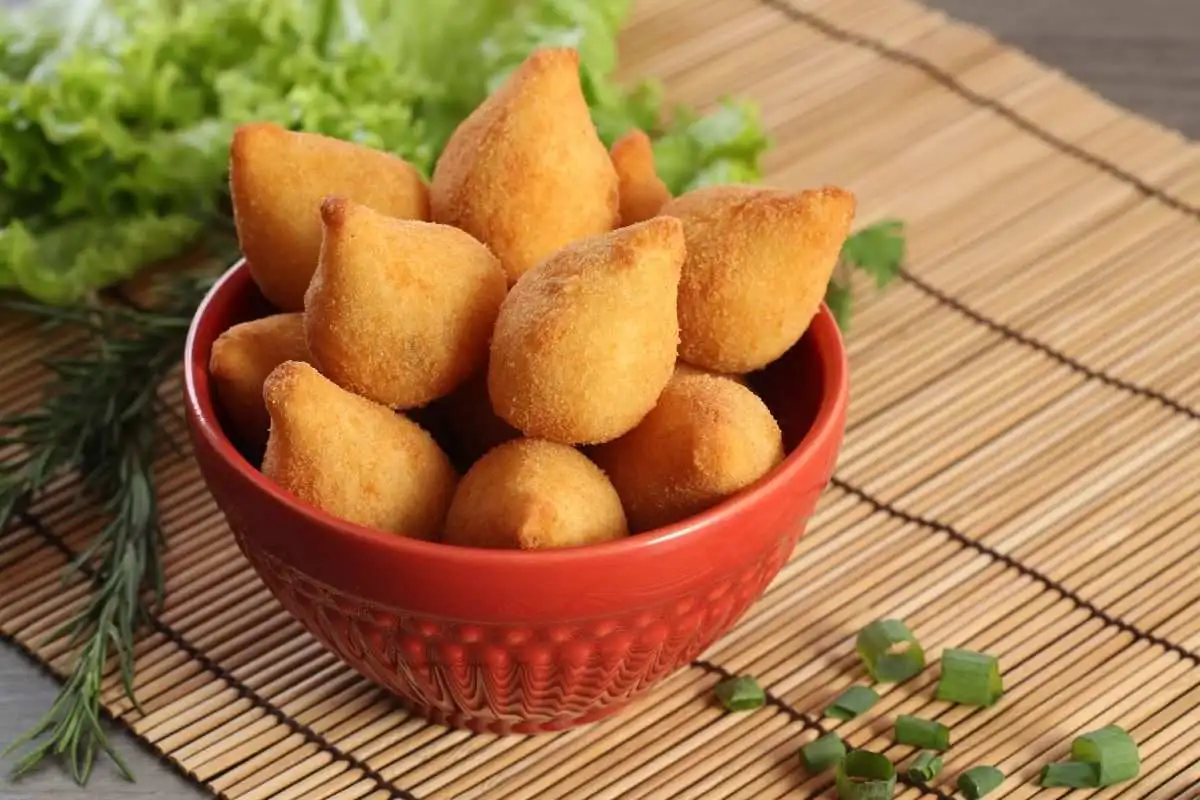 Várias coxinhas de frango no pote.