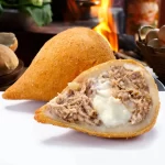 Coxinha de frango com muito recheio de requeijão