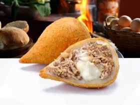 Coxinha de frango com muito recheio de requeijão