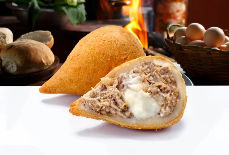 Coxinha de frango com muito recheio de requeijão