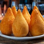 Coxinhas prontas para vender na rua.