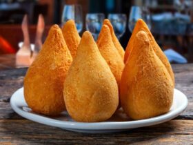 Coxinhas prontas para vender na rua.