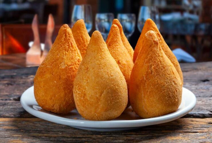 Coxinhas prontas para vender na rua.