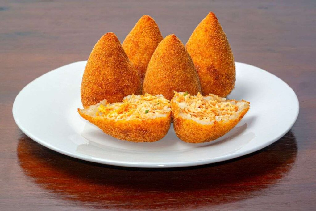 Prato com várias coxinhas prontas para serem servidas. 