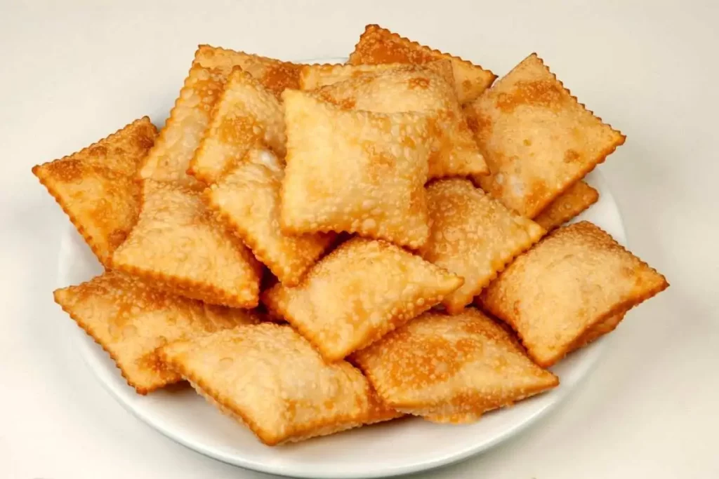 Porção de pastéis fritos prontos para servir. 