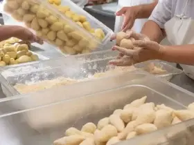 Homem preparando massa de coxinha congelada para vender,