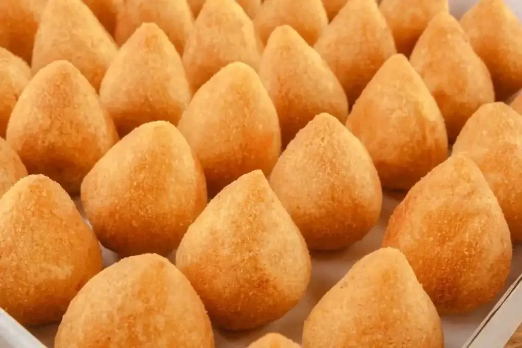 Coxinhas congeladas para vender fritas na caixa. 