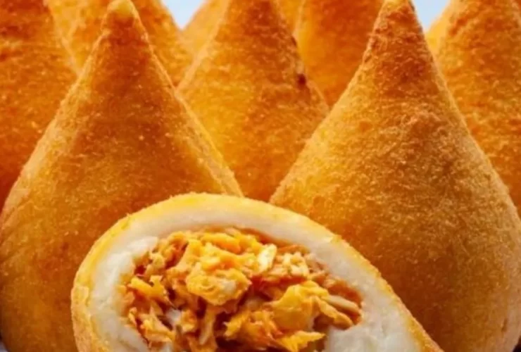 Coxinha de frango com recheio de cheddar