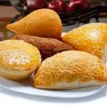 Coxinha, risole e pastel são ideias de salgados para vender.