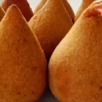 Coxinhas de camarão no prato.