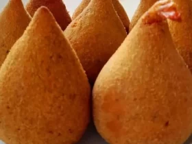 Coxinhas de camarão no prato.