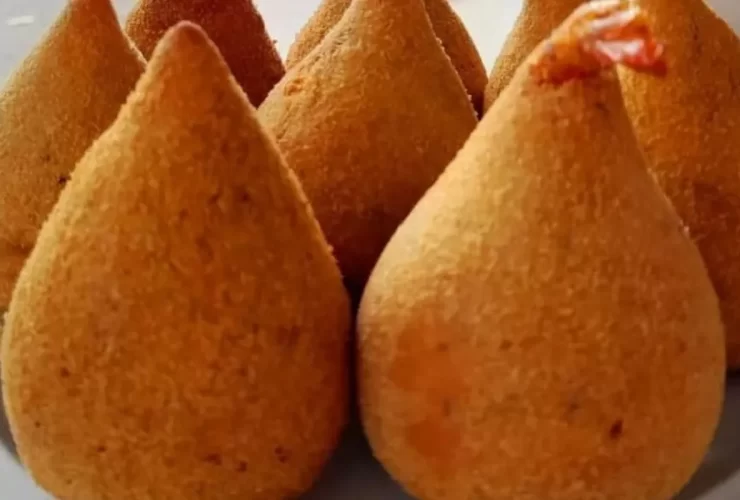 Coxinhas de camarão no prato.