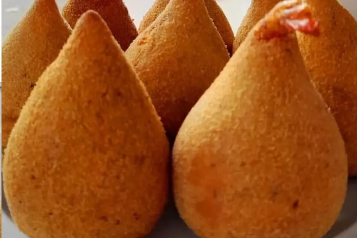 Coxinhas de camarão no prato.